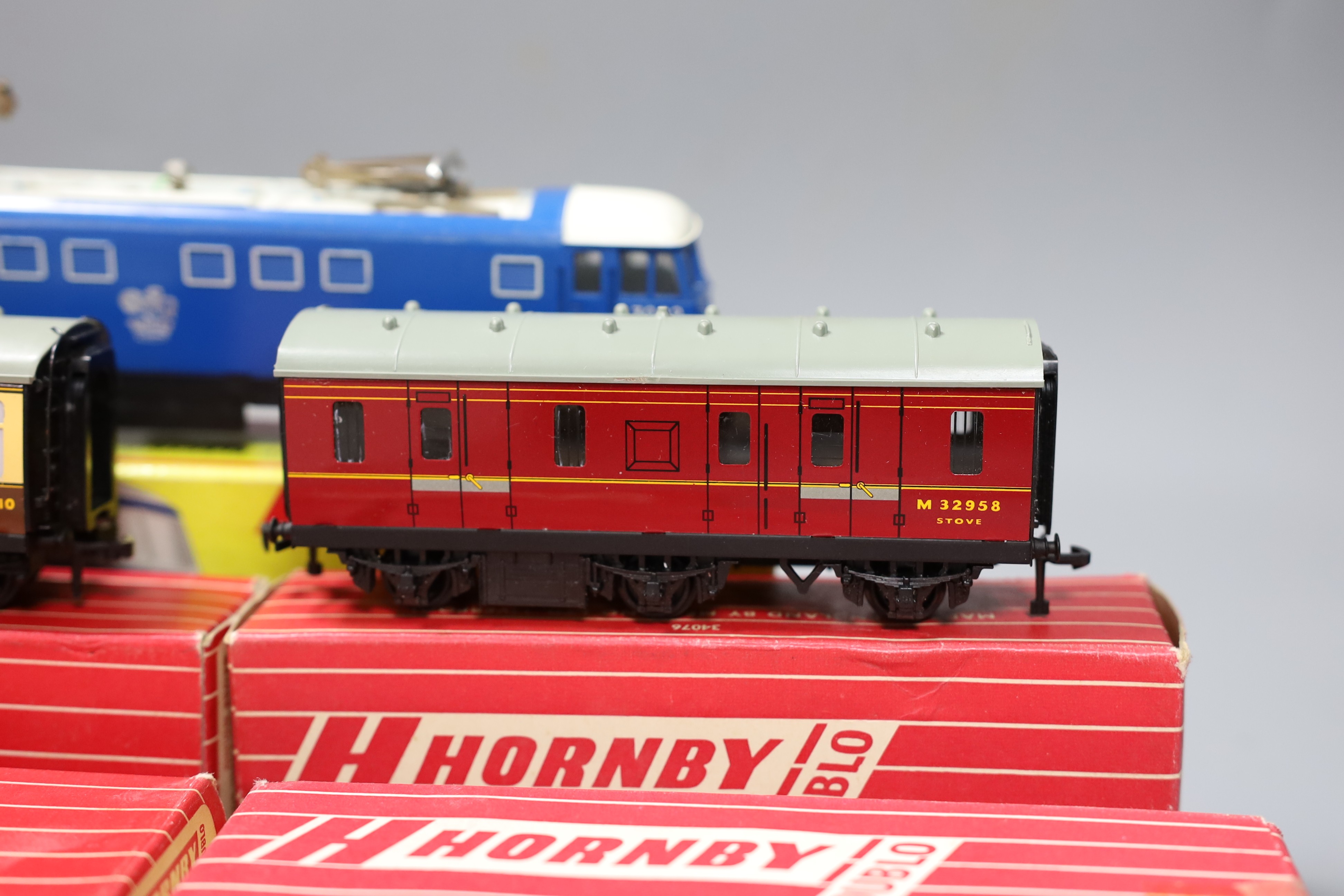 Rare boxed Hornby Dublo - 2245 3300 HP electric locomotive, 4070 and 4071 Restaurant Car, 4076 six wheeled passenger brake van and three empty Hornby boxes